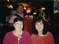 1992081133C Darrel-Betty-Darla Hagberg - France Vacation : Betty Hagberg